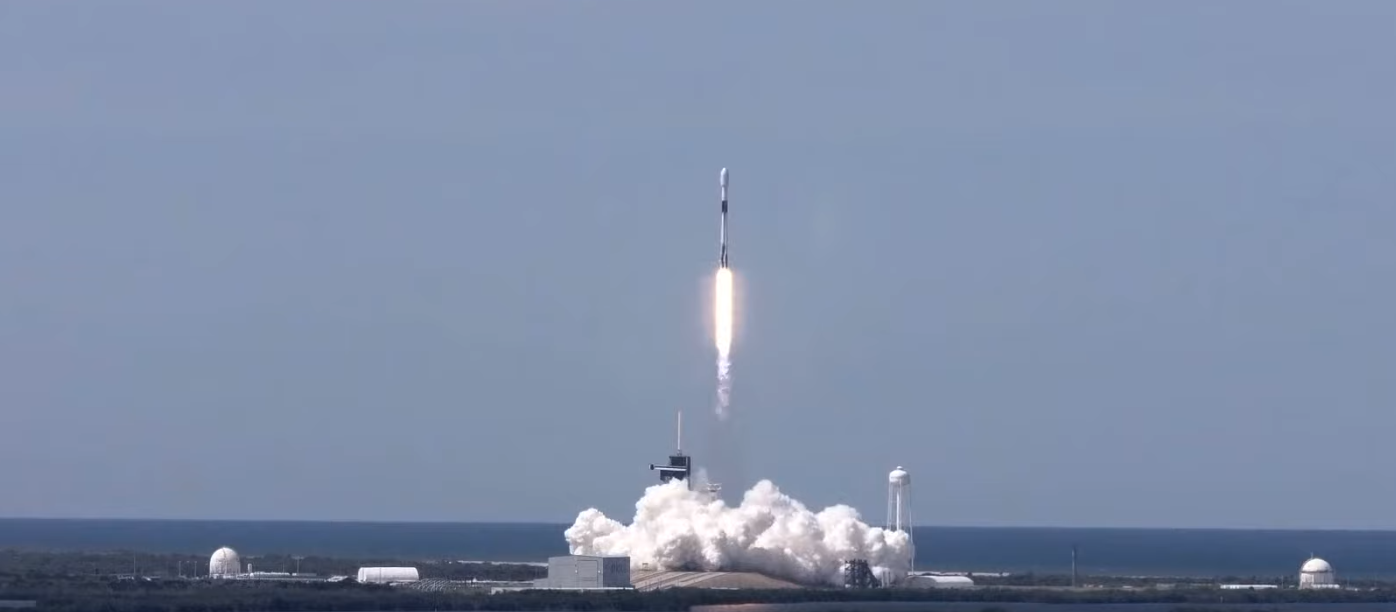 start rakiety Falcon 9, wynoszącj satelity Starlink