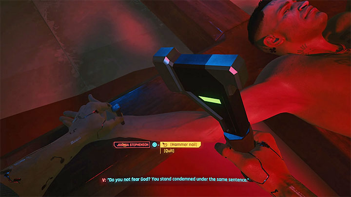 Zrzut ekranu z Cyberpunk 2077. Z pierwszej osoby główna postać, V., wbija gwoźdź w ramię leżącego na krzyżu Joshuy Stephensona.
