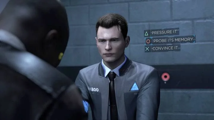 Zrzut ekranu z gry Detroit: Become Human. Jedna z głównych postaci, Connor. Obok jego głowy trzy elementy UI, oznaczające jego dialog.