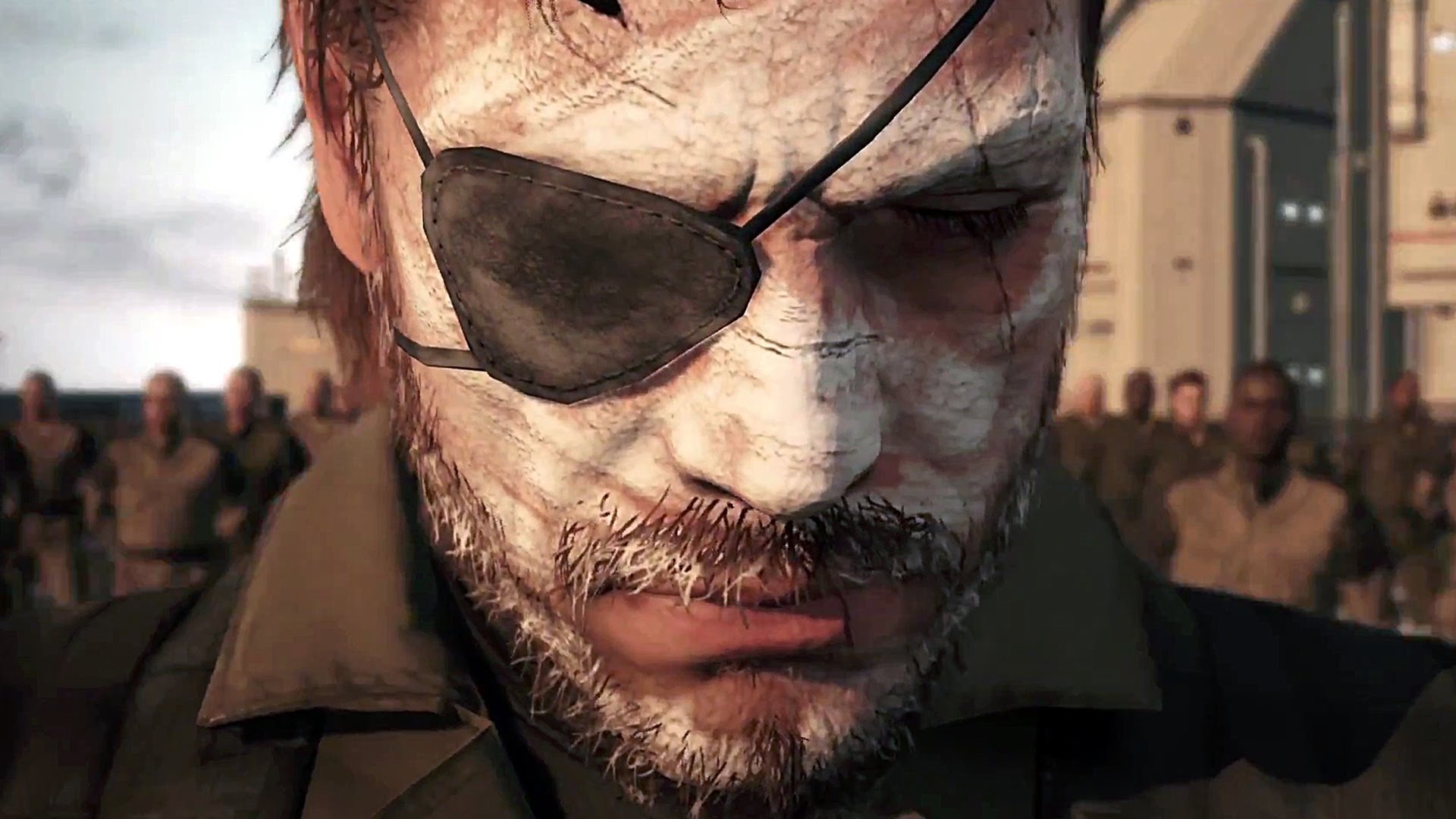 Zrzut ekranu z Metal Gear Solid V: The Phantom Pain. Venom Snake z twarzą białą od popiołów.